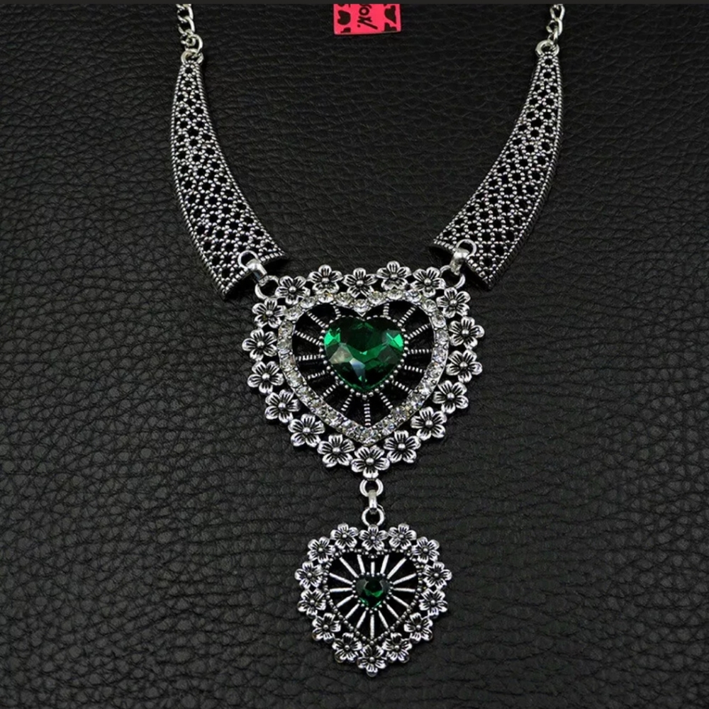 NWT Betsey Johnson Dangling Heart Bib Necklace
